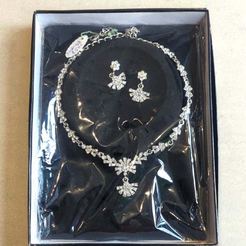 Elegant Sparkling Silver Jewelry Set - NWT